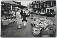 402604 Afbeelding van de uitstalling van de Turkse groentenwinkel Mevlana Pazari (Kanaalstraat 53) te Utrecht, met op ...